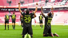 Ajax-Feyenoord vai ser reatado na quarta-feira à porta fechada