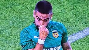Joca contrai lesão muscular e pára até final de outubro