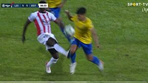 Leixões-Estoril: Wakaso entrou ao joelho de Mateus Fernandes e viu o vermelho direto