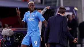 Osimhen volta a ser figura no Nápoles: recusa bater penálti, marca e sai ovacionado