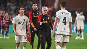 Adeptos da Roma furiosos com Mourinho e jogadores após goleada sofrida: «Chega desta m...»