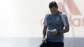 Neres ou Di María e onde joga Aursnes? O onze provável do Benfica para o clássico