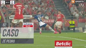 Benfica quis expulsão de Zé Pedro por esta entrada sobre João Neves: central foi amarelado