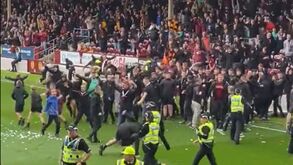 Surreal: Motherwell marcou aos 90'+5, adeptos invadiram relvado e dois minutos depois... sofreram golo