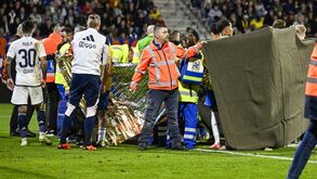 Pânico na Holanda: guarda-redes do Waalwijk perdeu os sentidos após choque e jogo com o Ajax foi suspenso