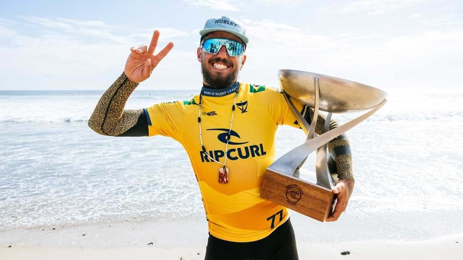 Filipe Toledo faz história ao sagrar-se bicampeão mundial de surf