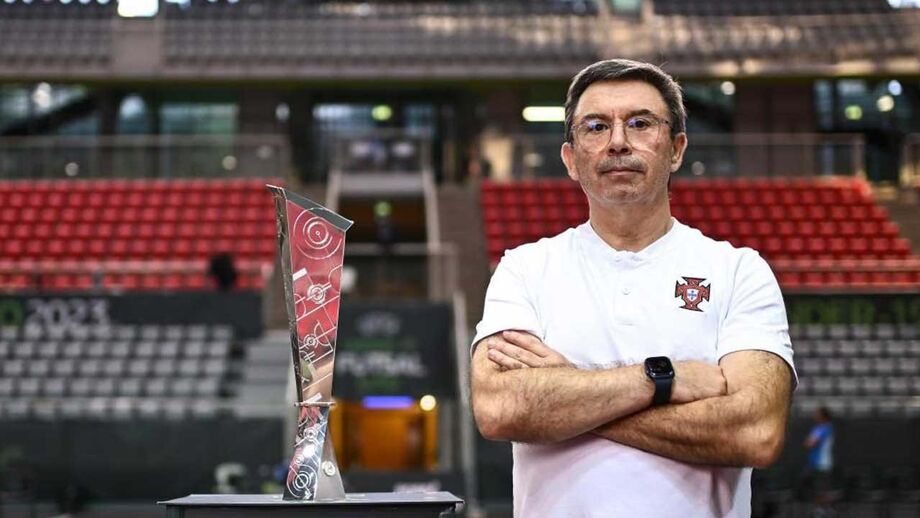 O selecionador José Luís Mendes com o troféu que conquistou ontem