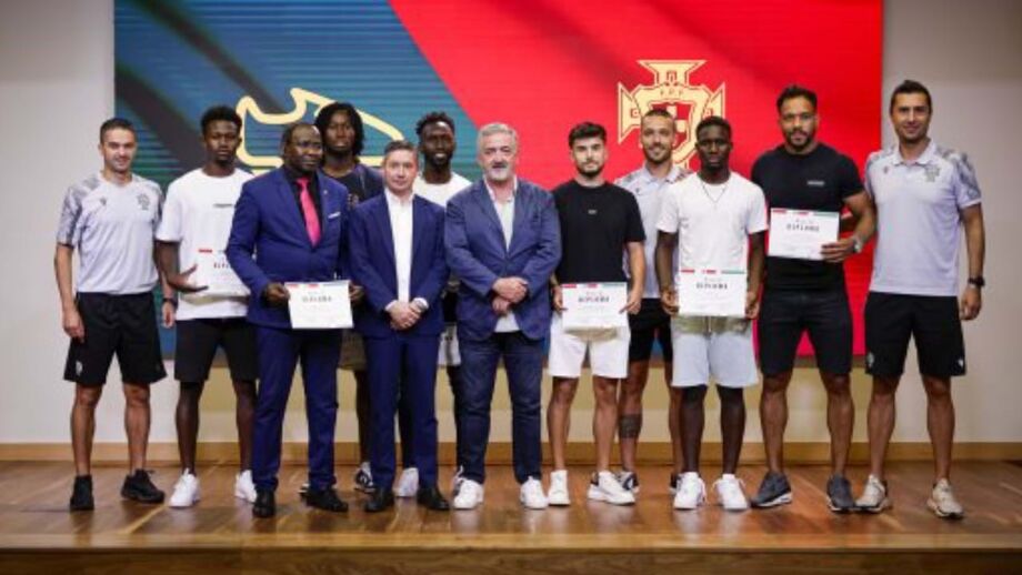 Jogadores receberam diplomas do curso de arbitragem na Cidade do Futebol