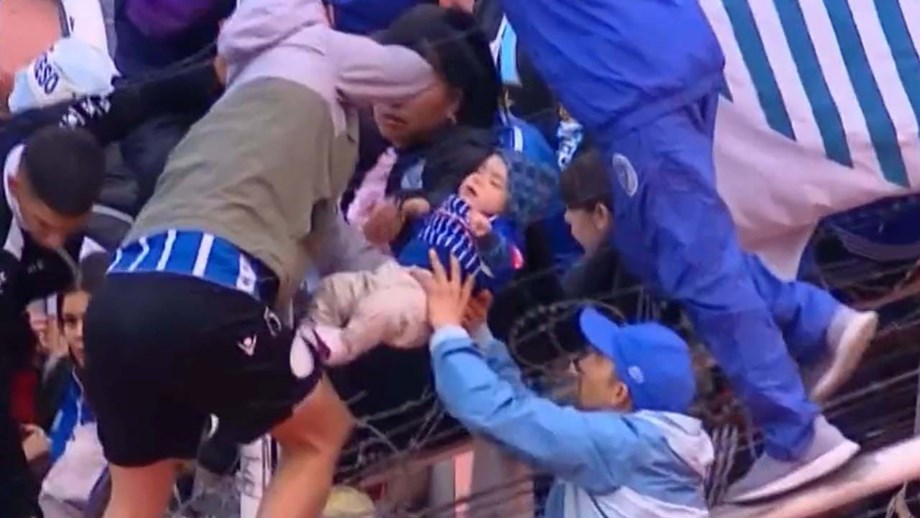 Bebé resgatado por cima de arame farpado em jogo com confrontos na Argentina