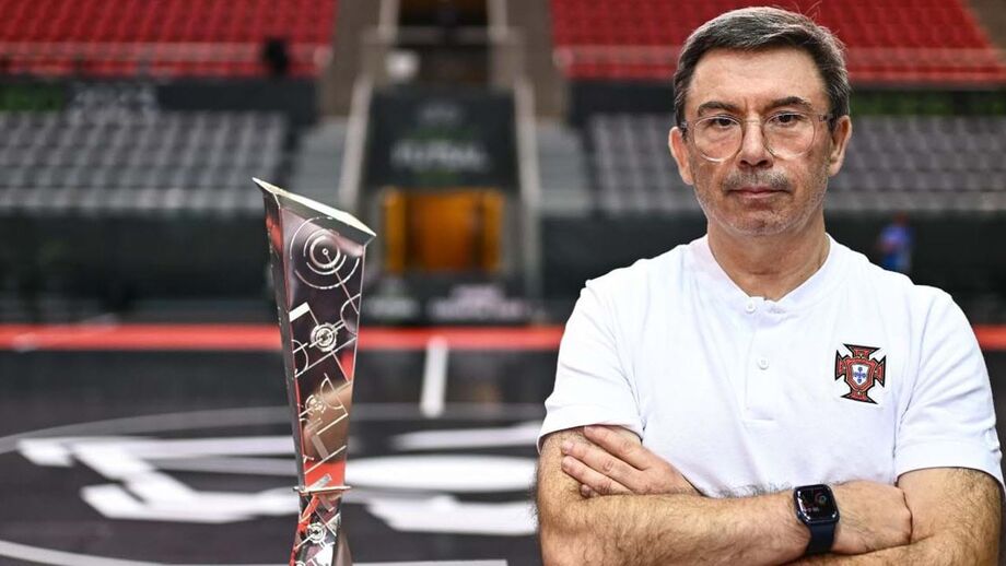 Selecionador nacional José Luís Mendes com o troféu