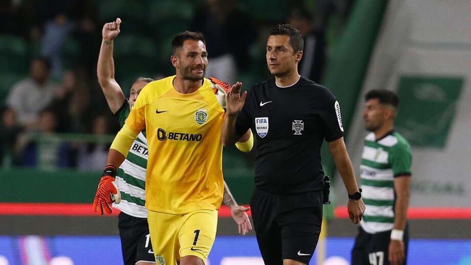 Adán protesta  com Tiago Martins,  no jogo em que  acabou expulso,  tendo depois falhado  o dérbi