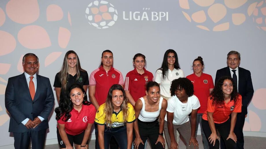 João Pedro Oliveira e Costa (BPI) e Fernando Gomes (FPF) com as jogadoras dos clubes do escalão principal 