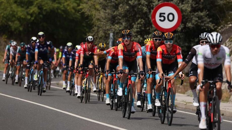 Insólito: jovem não conseguia entrar em casa e foi salvo... pelos comentadores da Vuelta
