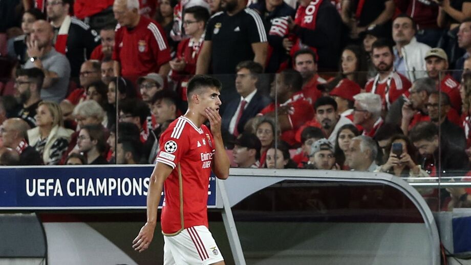 Defesa-central, que foi expulso ao minuto 13 do jogo com o Salzburgo, elogiou desempenho dos companheiros