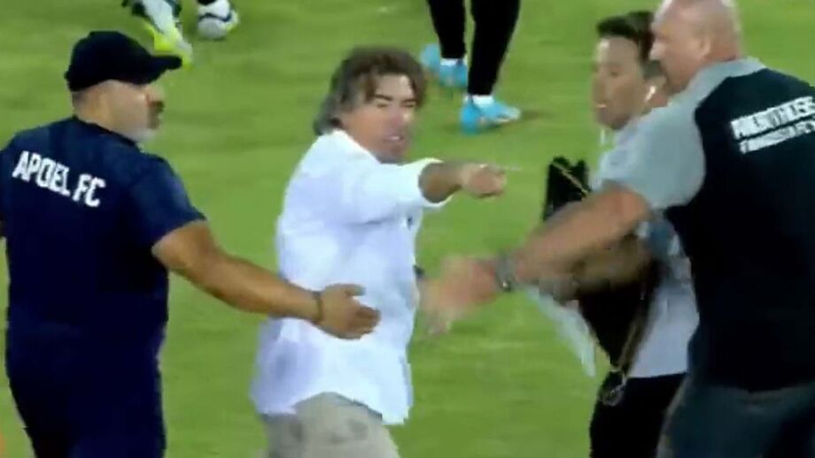 Treinador português explicou que se dirigiu ao árbitro para relatar atitude dos adeptos após o golo