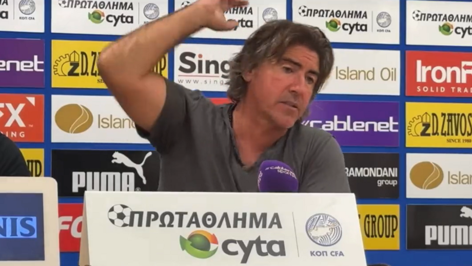 Treinador português viu o cartão vermelho ao intervalo