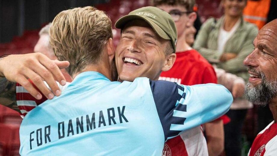 Morten Hjulmand com o seu irmão durante um jogo da seleção dinamarquesa