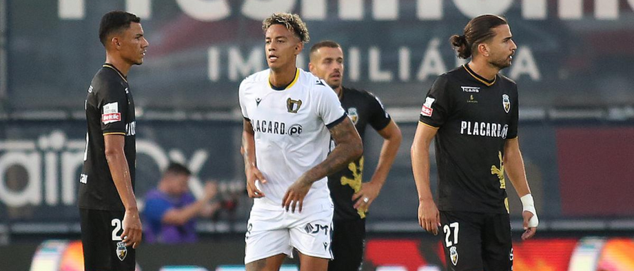 A crónica do Famalicão-Farense, 1-0: Cabeçada de Cádiz ao sinal vermelho