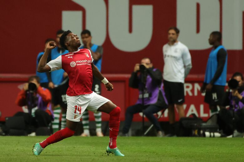 Djaló ensaiou muito o livre que o leva direto ao onze