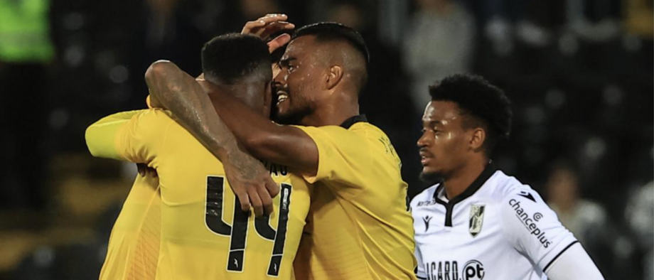 A crónica do V. Guimarães-Portimonense, 1-2: Vira de Carlinhos dançou a vitória