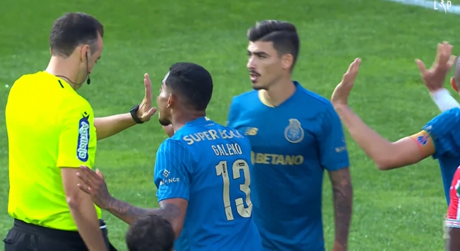Iturralde González e o penálti contra o FC Porto revertido pelo VAR: «Regra diz que se entrou de forma imprudente é penálti»