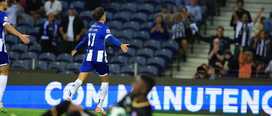 Iván Jaime feliz contra os galos