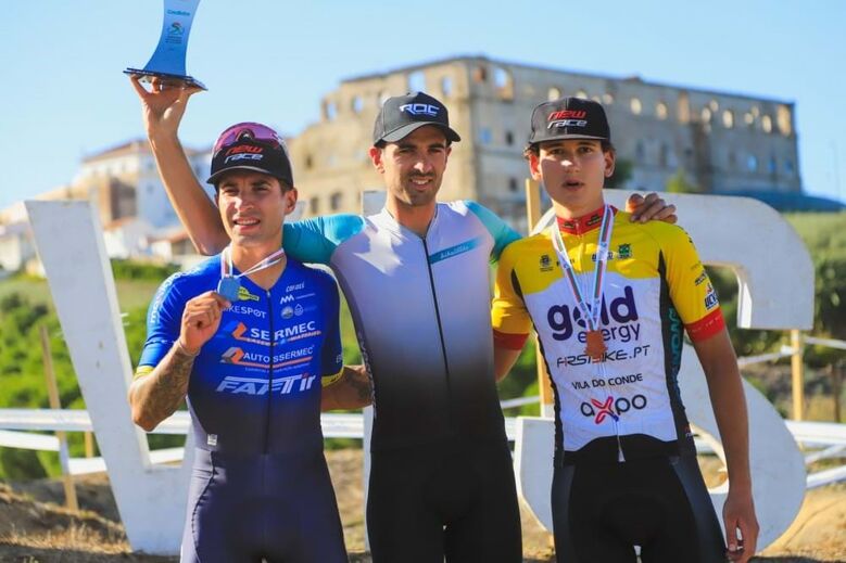 Mário Costa (ao centro) 