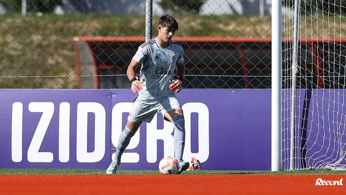 16-Year-Old Goalkeeper Takes Advantage in Absence of Trubin and Samuel Soares