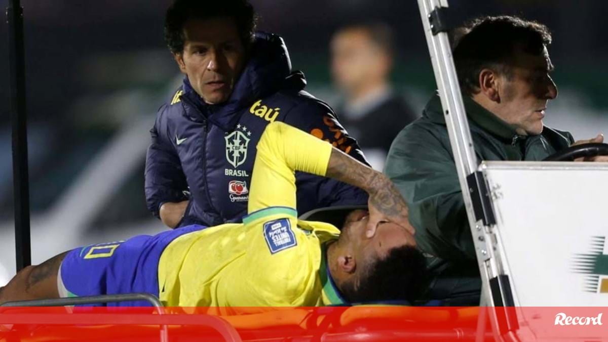 Neymar suffers a serious knee injury and leaves the field crying – Brazil