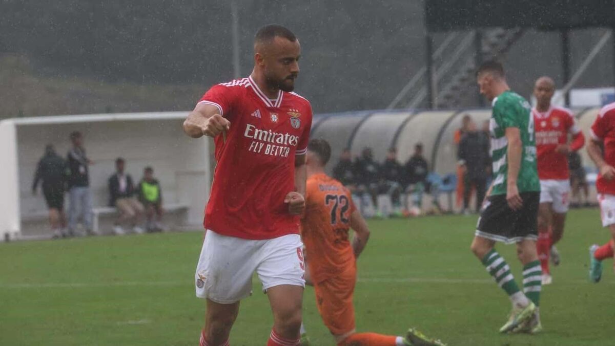 Futebol, jogo de futebol. Um jogador atirando no gol realizando um