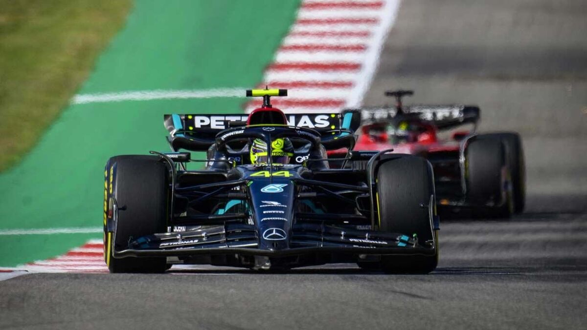 Um carro de corrida com fundo preto e as palavras f1 na frente.