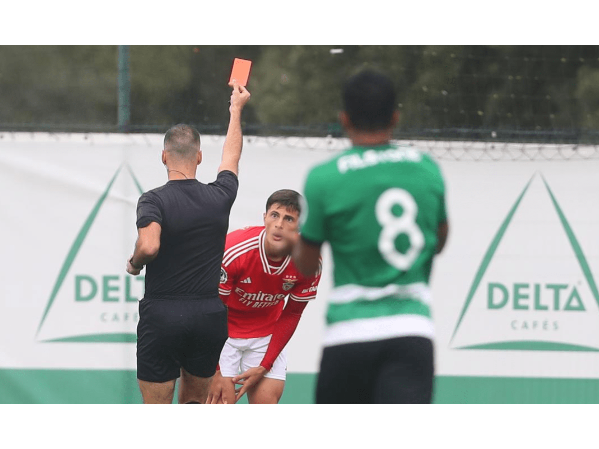 Benfica vence o Sporting nos descontos e por quatro centímetros, Crónica  de jogo