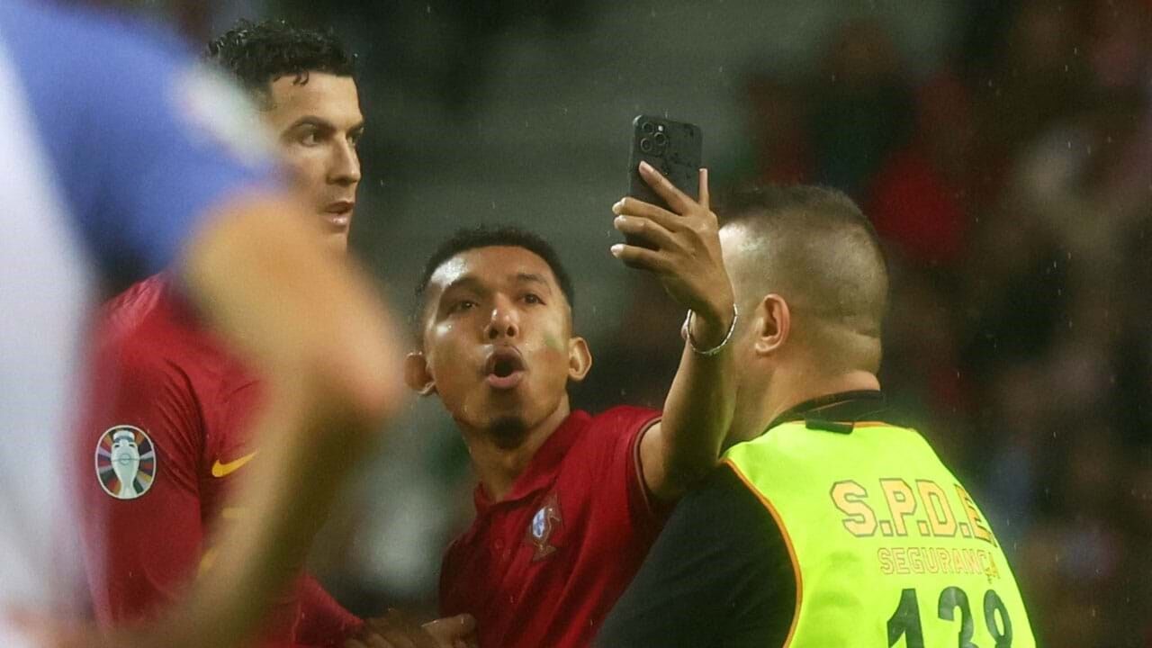 Vídeo. Adepto invade jogo para pegar CR7 ao colo e ele deixou