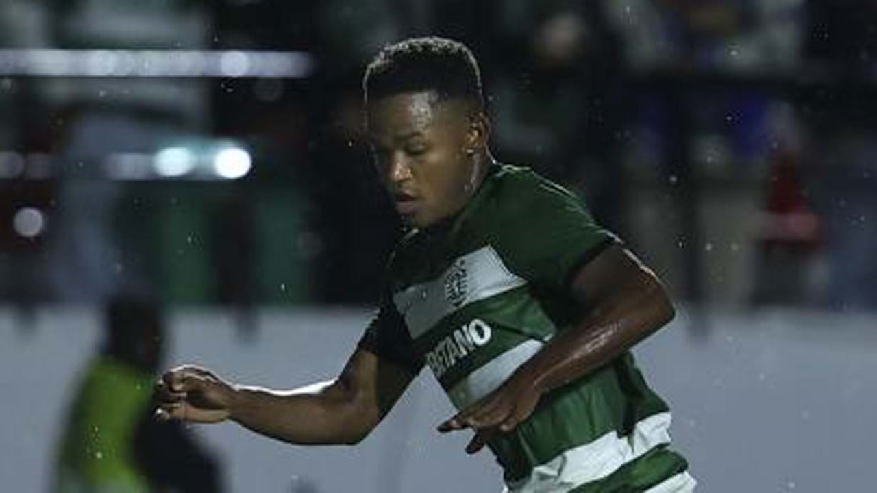 Jogadores De Futebol Sentados Lado a Lado Num Campo De Futebol