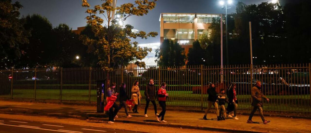 Jogo foi interrompido ao intervalo após a morte de dois adeptos suecos