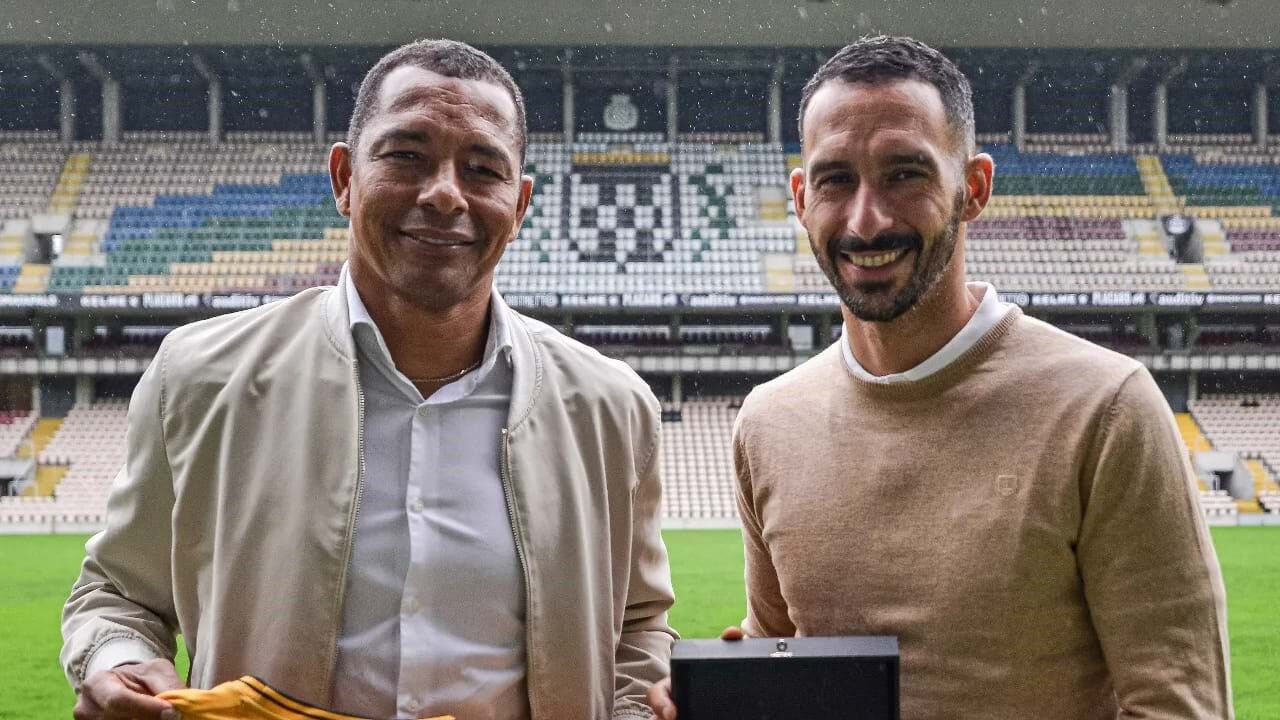 Gilberto Silva, campeão do Mundo pelo Brasil, em 2002, e embaixador FIFA, que reside atualmente em Portugal, visitou ontem o Estádio do Bessa a título particular e teve o diretor desportivo das panteras, Rafael Bracali, como cicerone. 