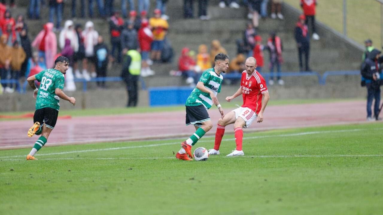 Enzo Ferrara (à esquerda) num jogo que não vai esquecer