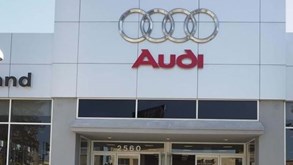 Audi condenada a pagar 200 mil euros por falha nos 'airbags' em acidente em Sesimbra