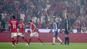 Um clássico com mais cartões do que tiros à baliza