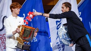 Jannik Sinner bate Daniil Medvedev e vence torneio de Pequim