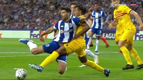FC Porto-Barcelona: dragões pediram penálti sobre Taremi, árbitro e VAR mandaram jogar