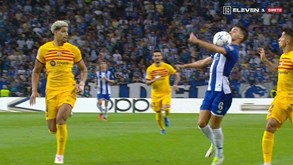 Árbitro assinalou penálti para o FC Porto mas reverteu a decisão e apitou mão de Eustáquio