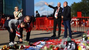 Homenagem a Sir Bobby: centenas de adeptos rumaram a Old Trafford