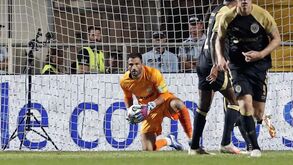 Mattheus Oliveira repete proeza e bisa de livre direto diante do Sporting