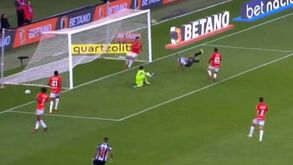 Aos 37 anos Hulk ainda faz disto: grande golo do ex-FC Porto na vitória do Atlético-MG