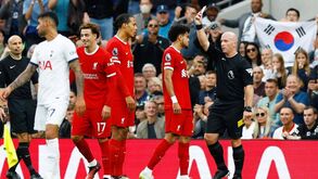 O que um disse e o que o outro percebeu: desentendimento entre árbitro e VAR invalidou golo de Luis Díaz