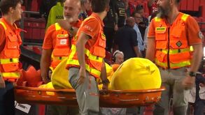 Insólito na Ligue 1: mascote do Nantes sofre placagem da mascote do Rennes e sai de maca