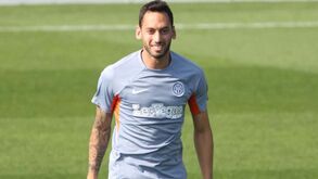 Çalhanoglu ansioso por reencontro com Schmidt: «Fez-me crescer muito quando estivemos juntos»
