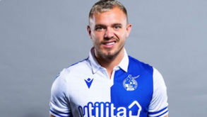 Joey Barton insulta jogador da própria equipa: «Nem consigo chamá-lo de homem...»