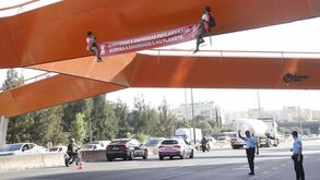 O momento em que condutores arrastaram os ativistas que bloquearam a Segunda Circular